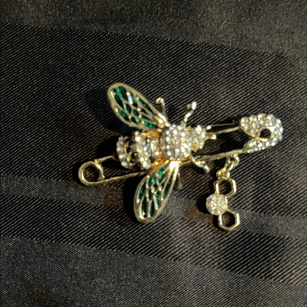 Beautiful Bee pin gold and rhinestone